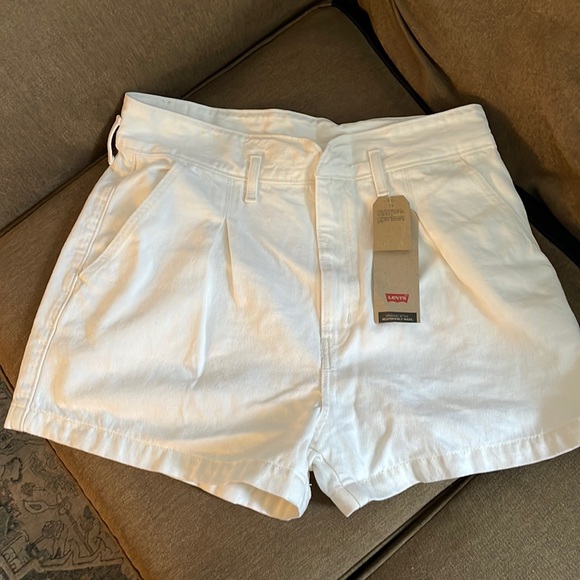 Levi’s High Waisted Mom Short in Clean Sweep | NWT | size 33 - Picture 2 of 4